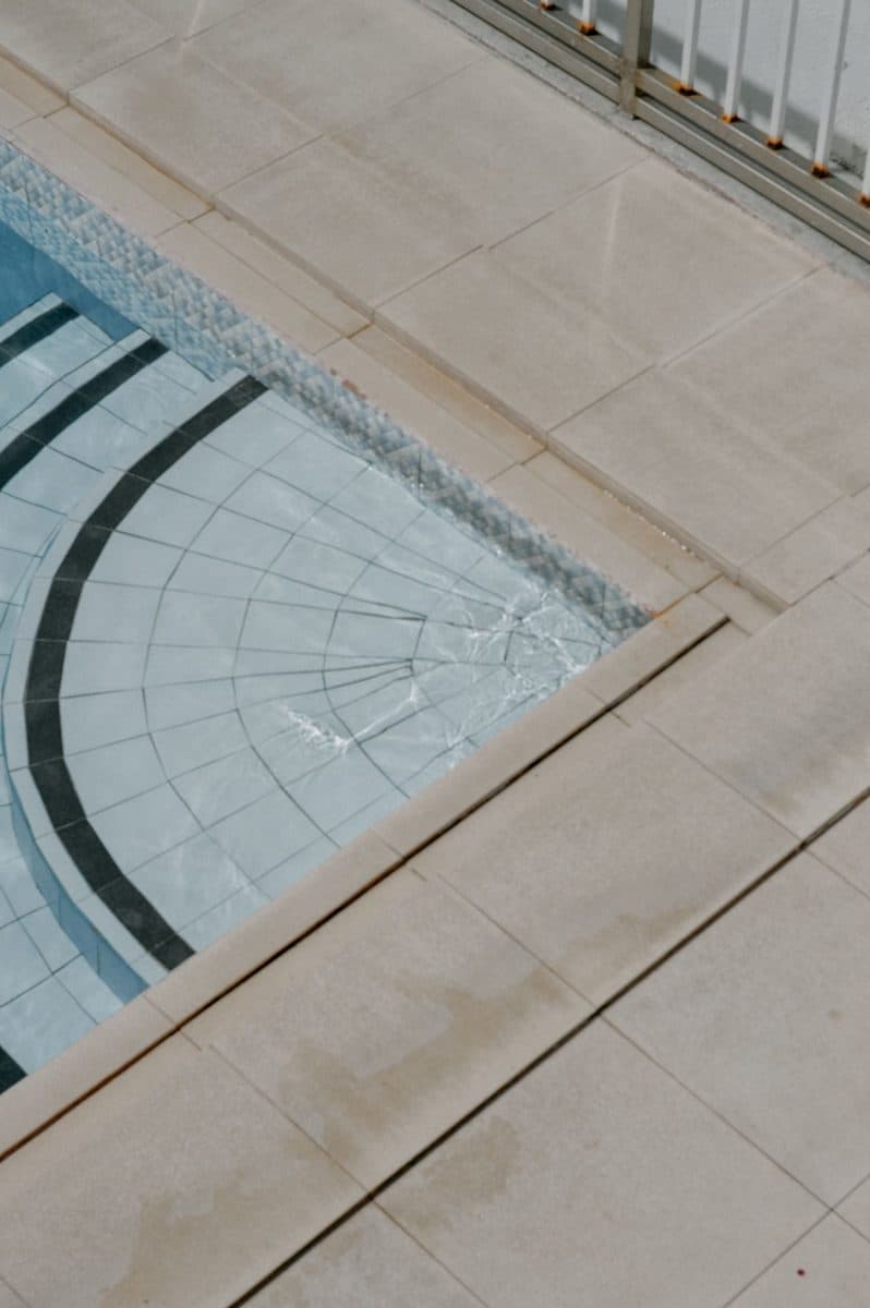 Carrelage antidérapant autour de la piscine : sécurité avant tout