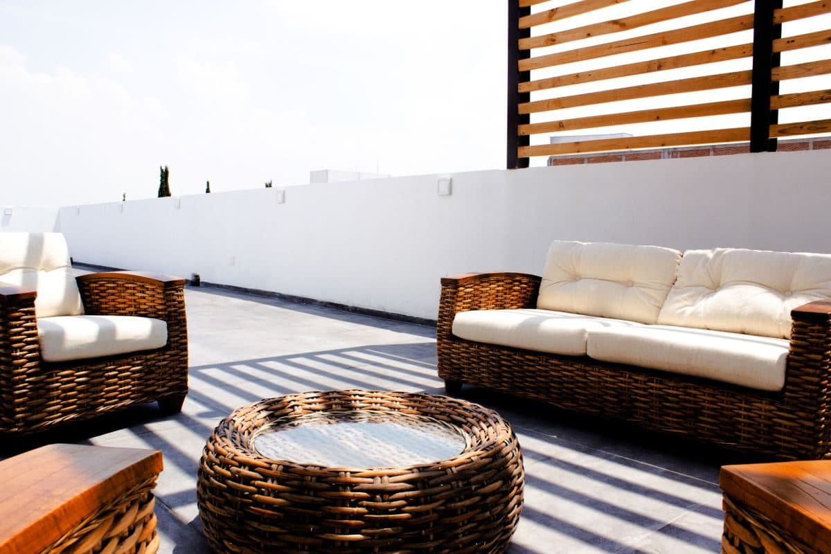 Terrasse sur le toit : le guide des dalles de porcelaine sur plots