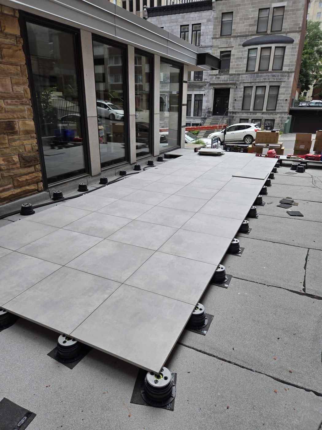 Installation de porcelaine sur plots ajustables pour une terrasse sur le toit à Montréal
