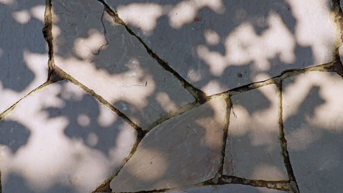 Pierre naturelle ou porcelaine pour l'extérieur : le comparatif